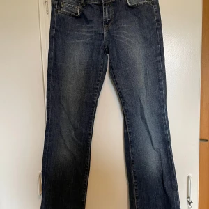 Blå jeans från Zara Woman - Snygga blå jeans från Zara Woman med unika broderade detaljer på bakfickorna. De har en klassisk femficksdesign och en bekväm passform. Perfekta för en avslappnad stil. Jag är normalt en 38 byxorna är mer en 34/36