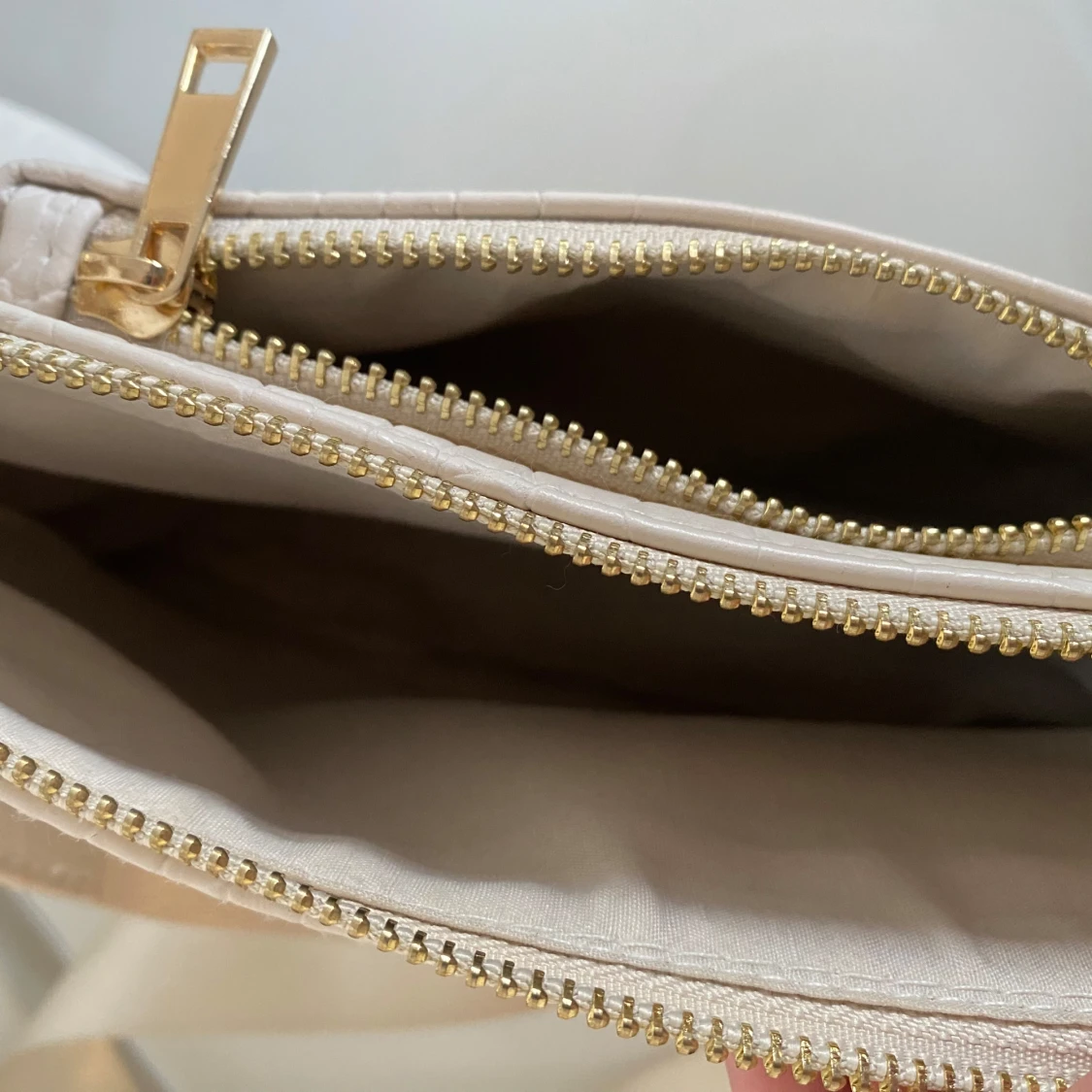 Beige axelväska med kedjedetalj - 4