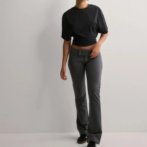 Kostymbyxor - Säljer ett par jättefina kostymbyxor från Nelly på grund av att de var för stora för mig💗