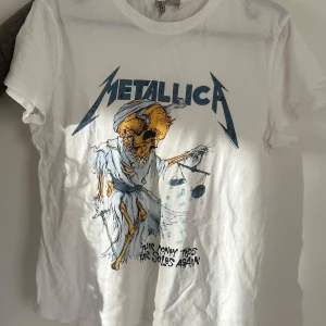 Metallica T-shirt från HM - Säljer en T-shirt från HM med Metallica på framsidan!!! Använder den inte så mycket och vill mest bli av med den. Pris kan därför diskuteras. Självaste T-shirten har dock en väldigt fin pass modell❤️ storleken är M men jag skulle själv säga att det är mer av en S. Ljuset gör det svårt att se, men tröjan är krämvit i verkligheten!!!