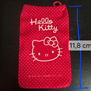 Hello Kitty röd förvaringsstrumpa  - Helt ny, oanvänd. Förvara dina nycklar, smink, eller andra småsaker i strumpan.