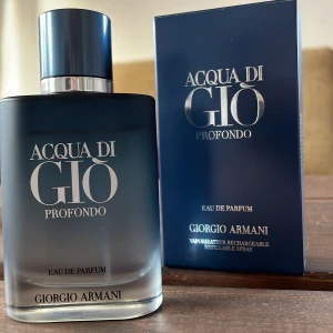 Acqua di Giò Profondo Eau de Parfum - Säljer en elegant och fräsch Acqua di Giò Profondo Eau de Parfum från Giorgio Armani. Denna parfym är utan tvekan en av de bästa! parfymerna att använda under varma vår och sommar dagar, de är en härlig, frisk, hav- och citrus baserad doft som kommer att ge dig mängder av komplimanger! Denna underbara sommarparfym är köpt från Kicks.se för 1150kr (ny). Flaskan rymmer 50 ml varav 40-45 ml finns kvar (se andra bilden). Ställ gärna frågor vid intresse💪🏽