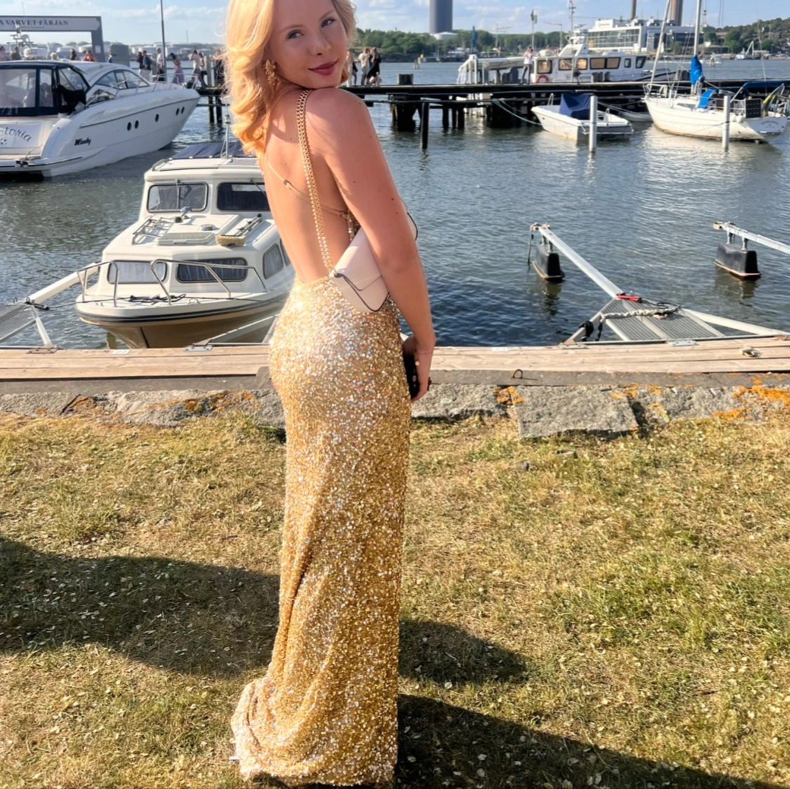 Guldglittrig balklänning