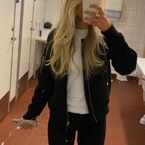 bomberjacka - Säljer denna trendiga svarta bombarjacka!❤️Passar perfekt nu till våren ellelr sommaren!🙌🏻🙌🏻