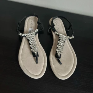 Sommarskor  - Sommarskor med bling, i nyskick, nypris 299:-