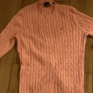 Rosa stickad tröja från Gant - Säljer en snygg rosa stickad tröja från Gant är i xl barnstorlek och sitter som xs i vuxen storlek 