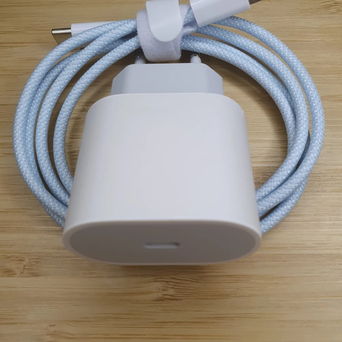 Vit laddare med flätad kabel, XTW Lightning Quick Charging Set, 30W Charger and 33W 1m Lightning Cable - 1