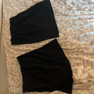 2 stycken svarta kjolar  - Snygga svarta kjolar  från Kelso  och Woolworths. Kjolarna har en klassisk design som passar till många olika tillfällen. Dem är i medel längd och går till knäna 💕