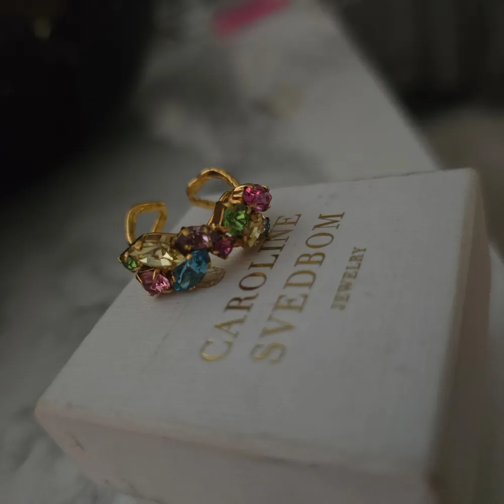 Säljer en fantastisk ring från Caroline Svedbom modell stella, rainbow combo stenar och guld ring. Endast använda vid ett par tillfällen. Nypris 900kr. Asusteet.