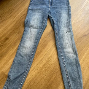 Jeans  - Fina skinny jeans i storlek 26/32 från Only 