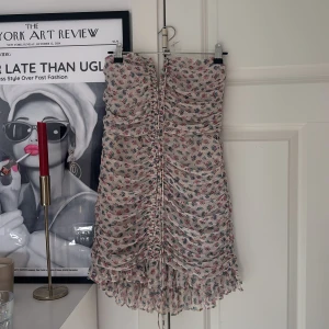 Blommig kortklänning med snörning - Säljer en supersöt blommig kortklänning med snörning framtill från zara💓 Peffwkt sommarklänning