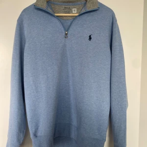 Half zip  - Riktigt fet polo Ralph lauren half zip köpt på nj i Stockholm, den är i nytt skick 10/10, inga defekter alls., perfekt nu inför våren och sommaren. Nypris ligger runt 2000kr, priset är ej hugget i sten så tveka inte på att skriva ifall du har några frågor eller funderingar. 
