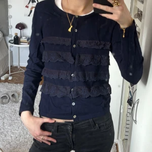 Mörkblå kofta med spetsdetaljer - Säljer denna snygga mörkblå koftan med spetsdetaljer framtill (OBS ENDAST SPETSDETALJER FRAMTILL). 💘FLÄCKARNA ÄR PÅ MIN SPEGEL INTE PÅ KOFTAN !💓 Säljer denna då den tyvärr inte kommer till användning. Det finns ingen lapp så märket och storleken är oklara. Jag bär storlek XS men den sitter inte jättetajt så den passar nog även upp till storlek M. 💘 