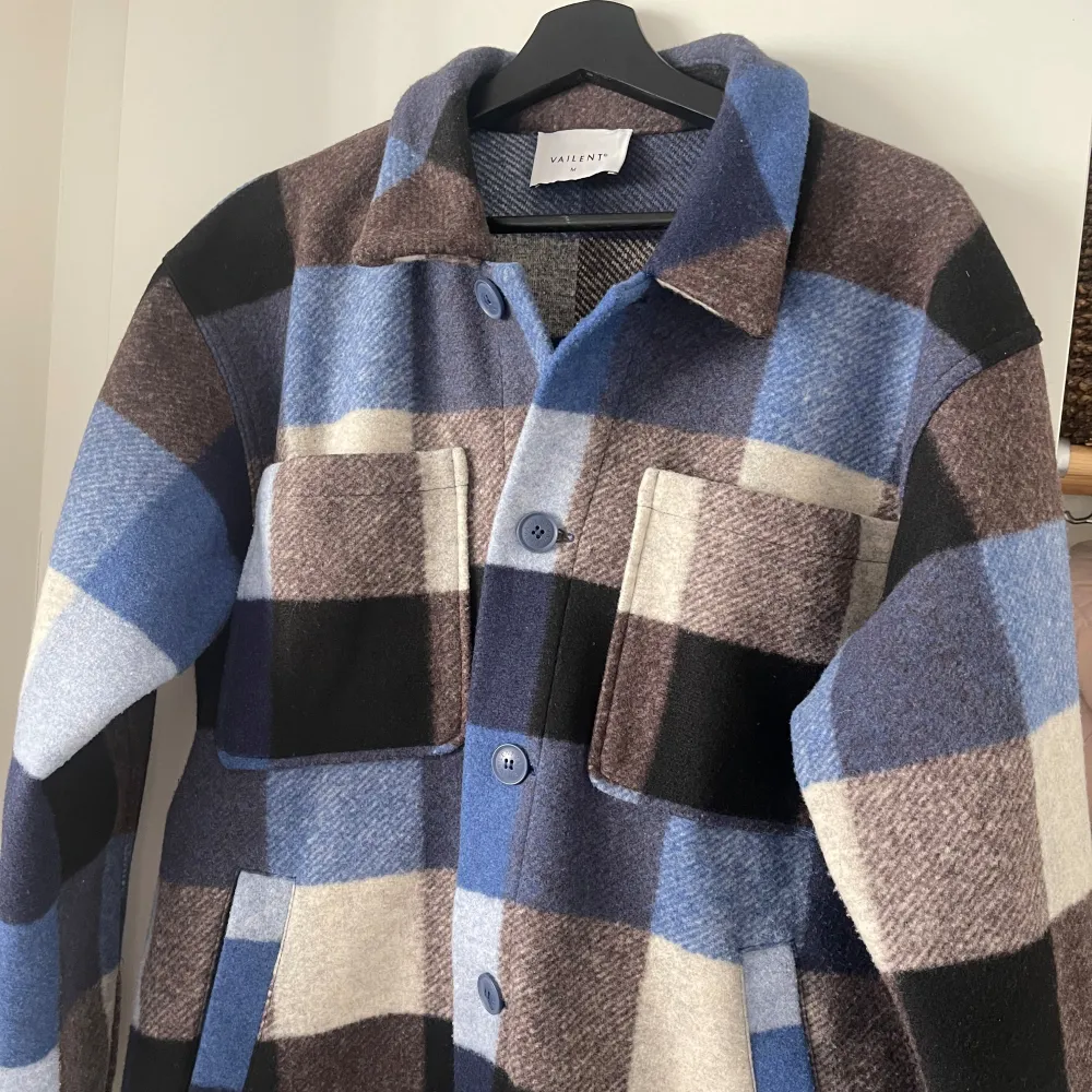 Säljer en oanvänd snygg rutig overshirt från Vailent i blå, brun, svart och beige. Jackan har långa ärmar och knappar framtill. Perfekt för lager-på-lager-stil eller bara som en stilren jacka till din vardagliga outfit. Nypris: 1299kr. Takit.