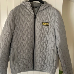 Barbour vårjacka, storlek M  - Knappt använd barbourjacka, perfekt för hösten då den är ganska tunn men skyddar mot vind bra.  