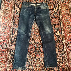 A.P.C jeans! - Säljer sjukt snygga jeans från Apc, dessa har en otrolig wash. De är modellen ”new cure” de har en minimal fläck som möjligtvis går bort. Midja:40 längd:103