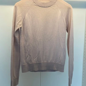 Tunn tröja  - Beige tunn kofta. Är i super fint skick lcj skulle säga att den är mer i storlek XS än S.