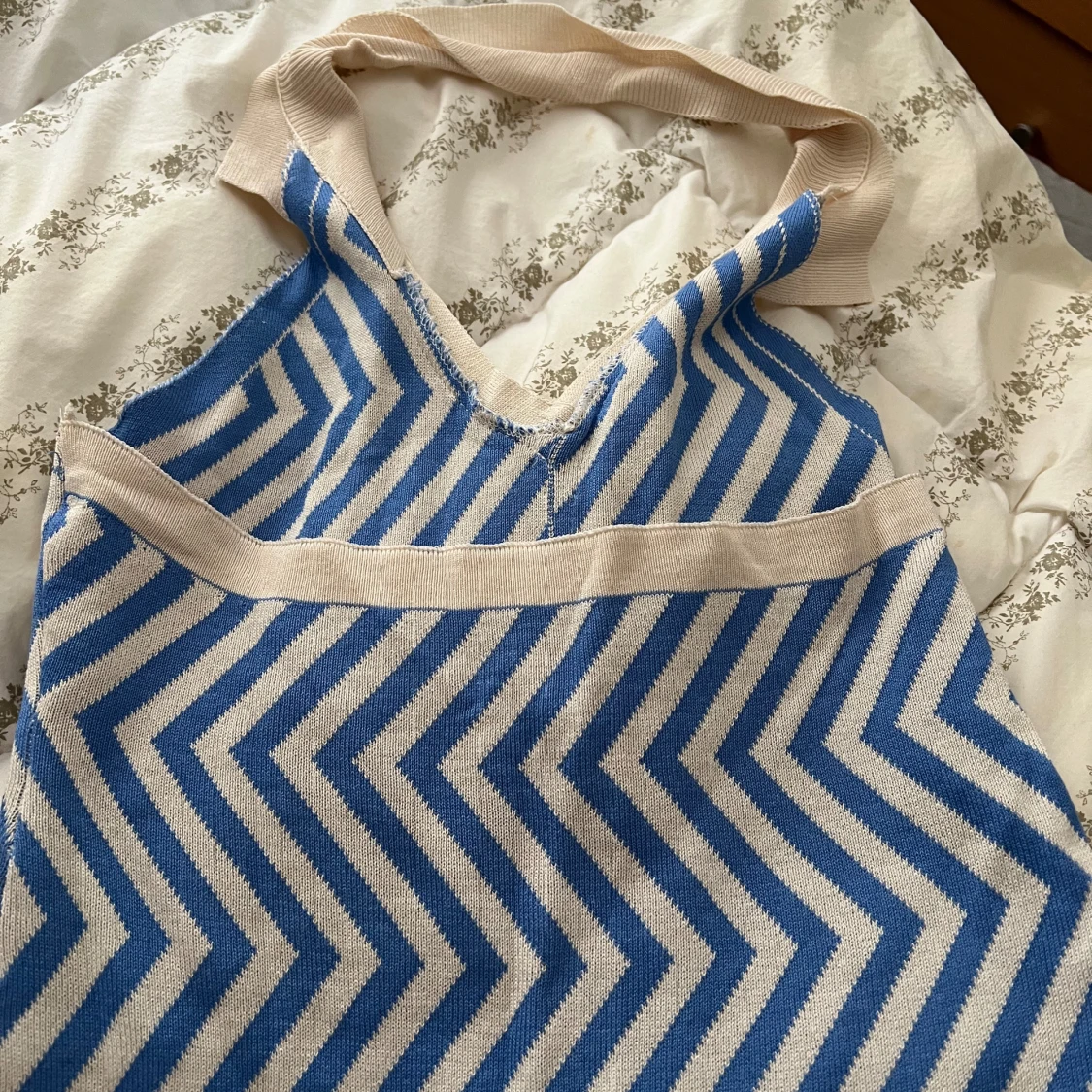 Blå och vit klänning med zigzag-mönster - 1