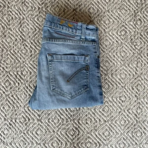 Dondup jeans  - Dondup jeans - Modell: Brighton - Storlek: 31  - skick: 7,5/10 (lite slitna vid benöppning) - Nypris runt 3000kr
