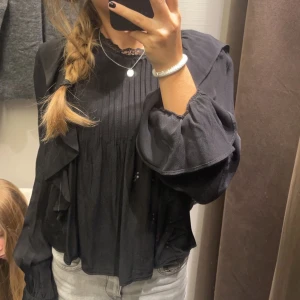 Svart blus från Zara - Jättefin svart blus från Zara. Ej använt många gånger och säljer för den ej kommer till användning❤️ Jätte fin, skön och perfekt nu till våren🥰