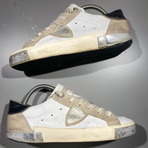 Philippe Model skor - Hej! Säljer nu mina skor från märket Philippe Model , storlek 41, använt skick. Givetvis äkta, Tveka inte på att höra av dig om du har frågor eller funderingar kring skorna!