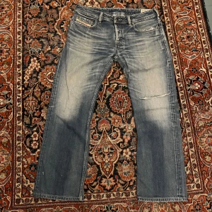 Flared diesel jeans! - Sjukt feta flared jeans från märket diesel! Dessa är modellen zatiny vilket är en herr flared modell.  Midjemått:43 längd:101