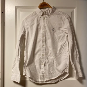 Vit skjorta från Ralph Lauren.  - Klassisk vit skjorta från Ralph Lauren. Sparsamt använd. Nytvättad, inga fläckar eller andra fel
