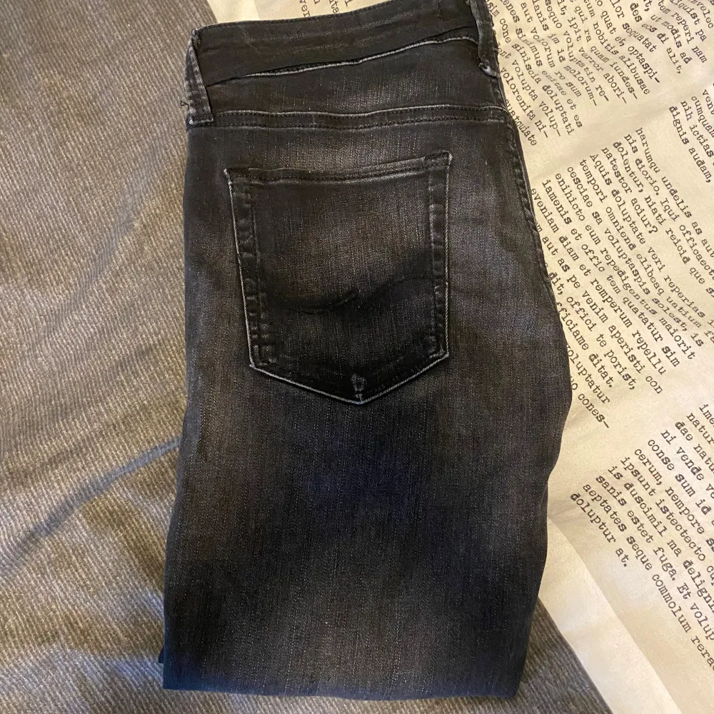 Snygga svarta jeansbyxor med en klassisk femficksdesign. De har en mörk tvätt och en rak passform som passar perfekt till alla tillfällen. Perfekta för dig som vill ha en stilren look. De är i storleken w31 och ca 29 i längden då jag har sytt upp dom. . Farkut & Housut.