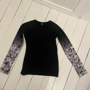 Konståkningströja  - Svart långärmad konståkningströja från xpression. Ärmarna har kristallmönster med stenar. Se min profil för matchande konståkningsbyxor. Kan sälja som set.
