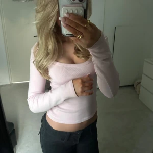Ljusrosa långärmad topp - Säljer en söt ljusrosa långärmad topp med u-ringning. Använd fåtal gånger💓💓