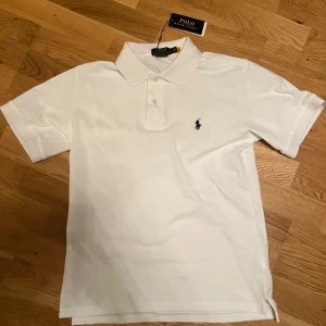 Vit Ralph lauren piké - En ny vit Ralph lauren piké med prislappen kvar! Storlek S😊