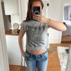 Grå croppad t-shirt från Bershka - As snygg tröja från bershka som knappt är använd! 🙌🏽🙌🏽💖