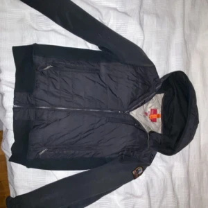 Parajumpers Cardigan - Säljer min Parajumpers cardigan då jag har tröttnat på den. Jackan är i 8/10 skick, sparsamt använd. Om du har frågor eller är intresserad så är det bara att höra av dig🤝