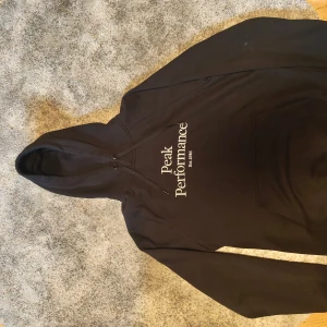 Svart Peak Performance hoodie M - Svart hoodie från Peak Performance 