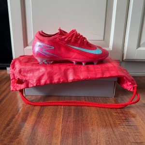 Nike Mercurial Vapor 16 Elite Ag - Tja! Säljer ett par sjukt snygga Nike Mercurial Vapor 16 Elite Ag Pro Mad energy. Perfekt för dig som vill sticka ut lite extra på plan. Skick: 9/10 använda 1 gång för o döma en match. Storlek: 40 25.5 cm. Pris: 1799kr pris kan diskuteras vid snabb affär💨 Kom DM fler bilder eller funderingar🥰
