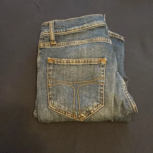 Tiger of Sweden blå jeans Pistolero - Snygga blå jeans från Tiger of Sweden i modellen Pistolero. Klassisk femficksdesign, orange kontrastsömmar och läderpatch bak i midjan. Jeansen har en rak passform och är tillverkade i slitstarkt denimtyg av bomull. Pris kan diskuteras 