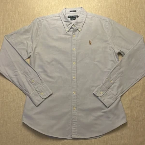 Ljusblå skjorta från Ralph Lauren - | märke: Polo Ralph Lauren | plagg: skjorta | skick: 9/10 | storlek: S | nypris: 1700kr | mitt pris: 299kr | färger: ljusblå | pris kan diskuteras | hör av dig vid minsta fråga eller fundering // MatteoResell 