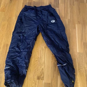 Nike vintage vindbyxor - Använda väldigt sparsamt. Säljer för jag inte använder dom längre. Vid eventuella frågor är det bara att skriva! 