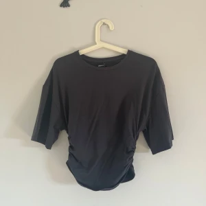Soft Touch Ruched Tee - Mörkgrå t-shirt med ”scrunch” på sidan🩷 Aldrig använd🩷