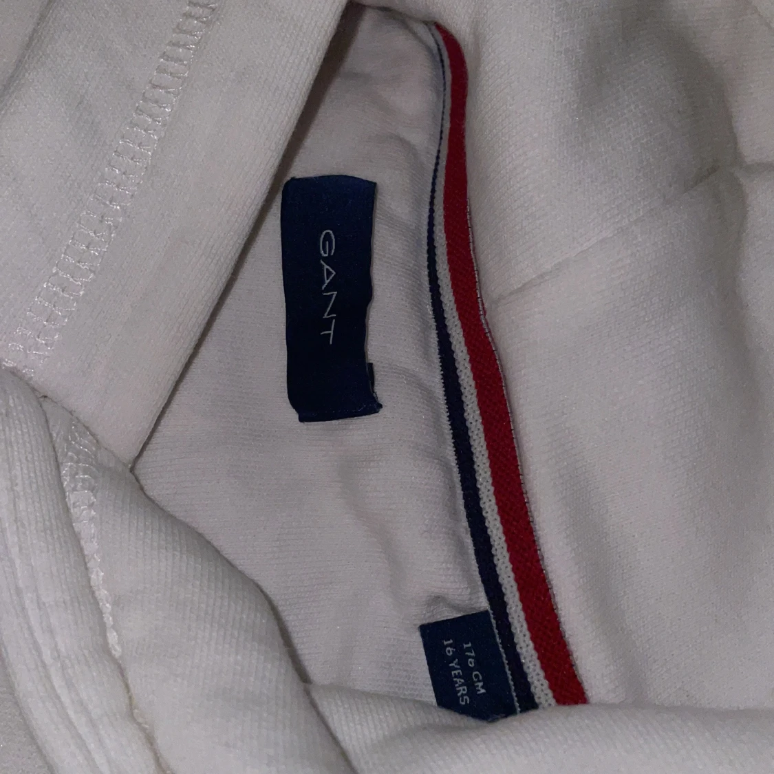 Vit hoodie från GANT med broderad logo - 1