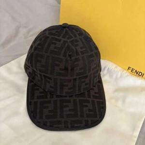Fendi keps svart  - Säljer nu min helt splitter nya fendi keps följer med box / tillbehör snabb affär kan lösas ifall man är seriös och intresserad kom privat för feta delas PM!