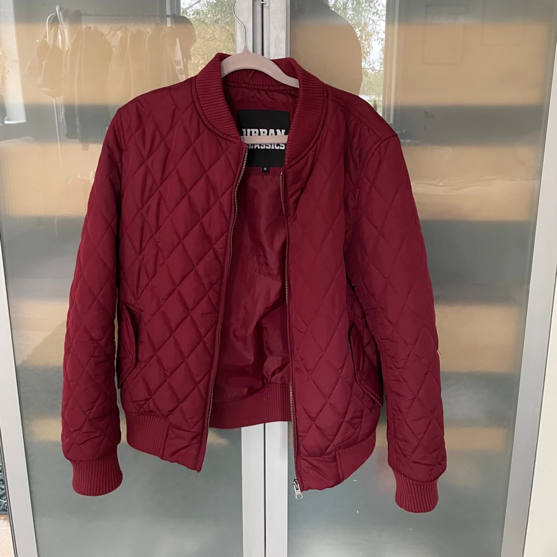 Quiltad vinröd bomberjacka Urban Classics