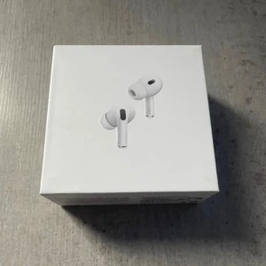 Airpod 2  - Säljer helt nya hörlurar skick 10/10 inga tecken på användning helt ny i paket pris kan diskuteras skriv om intresserad