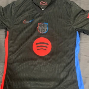 Barcelona jersey - Säljer nu denna i ny skick aldrig använd i storlek S 