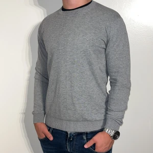 Oscar Jacobsson tröja  - Oscar Jacobsson tröja | skick 9/10 | Storlek M | Pris - 449kr | Modellen är ca 178cm lång | Hör av dig vid minsta fråga eller fundering!!