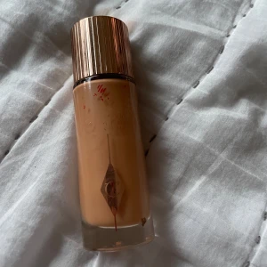 Charlotte Tilbury foundation 5 Tan - Foundation från Charlotte Tilbury i nyansen 5 Tan Dore. 