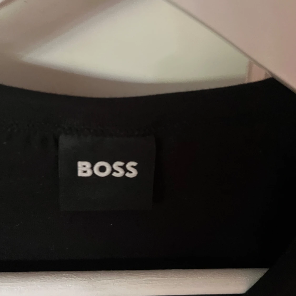 Svart v-ringad t-shirt från BOSS - 1