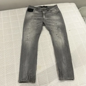 John Richmond jeans - Säljer nu mina John Richmond jeans då jag har växt ur dom. Inte så använda så de är nästan som nya,,🤟🏼Skriv om du har några funderingar😊