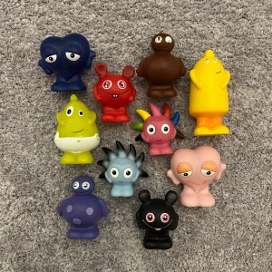 Babblarna figurer - Babblarna plastfigurer av Dadda, Doddo,  Bobbo, Bibbi, Babba, Diddi, Sosso, Goggo, Gagga och Sissi.  Allt är i okej skick.  10 st små plastfigurer Storlek: Små Nypris: 400 kr Paketpris: 300 kr  OBS! Säljs ej separat.  Pris kan diskuteras vid en snabb och smidig affär!  Finns att hämta vid Haninge.