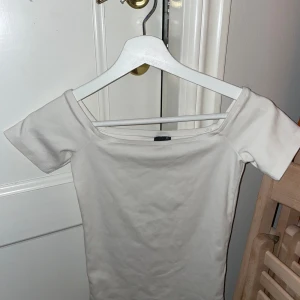 Vit off shoulder tröja 💕 - Vit off shoulder tröja . Nytt skick  ordinarie pris 259 kr 